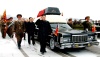 Kim Jong Un encabezó el duelo en un día nublado y frío, caminando con una mano sobre la carroza y la otra en saludo militar, con la cabeza sombríamente inclinada ante el viento.