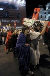 Miembros del movimiento social '15-M' realizaron la 'Cabalgata Indignada', que inició en la Puerta de Alcalá hasta la Puerta del Sol.