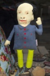 Un muñeco de tela, representa a el líder comunista Mao Zedong. El líder que fue venerado como divino, ahora convertido en un souvenir del arte pop en Pekín.