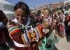Varias mujeres indígenas nepalesas de la comunidad Gurung vestidas con su traje tradicional bailan durante una ceremonia de Año Nuevo.