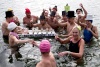 Húngaros celebraron el Año Nuevo con el tradicional baño en las aguas heladas del lago Balaton, en Szigliget.
