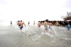 Húngaros celebraron el Año Nuevo con el tradicional baño en las aguas heladas del lago Balaton, en Szigliget.