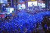 En Nueva York, cientos de miles de personas se reunieron en la encrucijada del mundo para presenciar una bola de cristal con más de 30,000 luces que descendió a la medianoche.