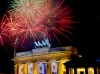 Fuegos artificiales se enciendieron sobre la puerta de Brandenburgo en Berlín (Alemania).