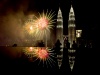 Fuegos artificiales dan la bienvenida al Año Nuevo frente a las Torres Petronas en Kuala Lumpur, en Malasia.