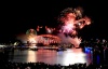 Australianos disfrutaron del espectáculo de fuegos artificiales para recibir al año 2012, en la bahía de Sydney, Australia.