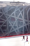 Esquiadores disfrutan de una pista de nieve artificial junto al estadio olímpico en Pekín.