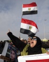 Una manifestante opositora al expresidente egipcio Hosni Mubarak, pide justicia.