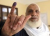 Un hombre egipcio muestra el dedo manchado de tinta tras votar en El Cairo, Egipto.