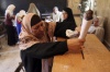 Una mujer egipcia vota en su colegio electoral en Shubra, El Cairo, Egipto.