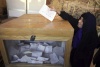Un hombre egipcio muestra el dedo manchado de tinta tras votar en El Cairo, Egipto.