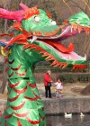 Linternas decorativas y máscaras en forma de dragón en un parque en Zhengzhou, fueron instaladas para celebrar el Festival de Primavera y cambio de año.