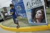 Un niño observa un retrato de la presidenta Cristina Fernández frente al Hospital Austral.