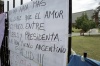 Con carteles de apoyo, simpatizantes de la presidenta Cristina Fernández se postraron frente al Hospital Austral donde será operada.