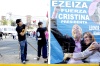 'Cristina, Dios y Néstor te cuidan' dice una de las pancartas enarboladas por militantes del peronista Frente para la Victoria que lidera la mandataria, viuda del expresidente Néstor Kirchner, fallecido en octubre de 2010.