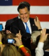 El precandidato republicano Mitt Romney recibe las felicitaciones.