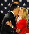 Exgobernador de Massachusetts  besa a su esposa, Ann, antes de pronunciar un discurso tras conocerse los resultados de los 'caucus'.