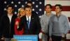 Mitt Romney saluda a sus simpatizantes al terminar de pronunciar un discurso en el hotel Fort Des Moines.