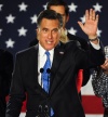 Mitt Romney saluda a sus simpatizantes al terminar de pronunciar un discurso en el hotel Fort Des Moines.