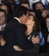 El ex senador y precandidato a la presidencia estadounidense Rick Santorum  besa a su esposa, Karen, en el estrado ante sus seguidores