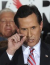 El ex senador y precandidato a la presidencia estadounidense Rick Santorum  besa a su esposa, Karen, en el estrado ante sus seguidores