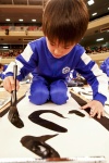 Daisuke Kimura, usa su pincel preferido durante el concurso anual de Budokan.