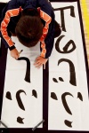 Un niño japonés realiza por segunda vez una caligrafía en donde se lee'El Monte Fuji'.
