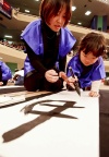 Los participantes muestran sus trabajos en el concurso de caligrafía de Año Nuevo.