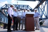 El presidente de México, Felipe Calderón, recibe el Récord Guiness por el puente atirantado mas alto de LA.