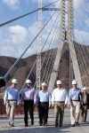 El presidente Felipe Calderón colocó el último segmento del Puente Baluarte Bicentenario de la carretera Mazatlán-Durango.