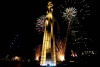 Los capitalinos pudieron disfrutar de un espectaculo de luces y fuegos artificiales en la inuguración de la Estela de Luz.