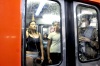 Varias personas en diversas ciudades pasearon en ropa interior en el transporte subterráneo como parte del evento anual 'Viaje en metro sin pantalones'.
