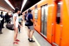 Varias personas en diversas ciudades pasearon en ropa interior en el transporte subterráneo como parte del evento anual 'Viaje en metro sin pantalones'.