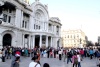La urna con las cenizas de Pedro Armendáriz Jr., fueron colocadas al pie de las escaleras centrales del Palacio de Bellas Artes, y los presentes le rindieron tributo con más de tres minutos de aplausos, y una porra organizada por una personas que se encontraba entre los asistentes.