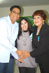 09012012 YESY  López Licerio en su fiesta de canastilla al lado de su esposo Hiram Ramírez Ortega y su suegra Silvia Ortega.