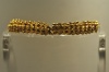 Una corona de oro con hojas de mirto, forma parte de la exposición.