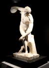 También se exhiben piezas de cerámica decoradas con múltiples representaciones del cuerpo humano, monedas y una medalla con el rostro cincelado del dios Zeus, conmemorativa de los primeros Juegos Olímpicos, restablecidos en Atenas en 1896.