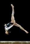 La gimnasta argentina Valeria Pereyra durante su ejercicio de barra de equilibrio en la competición por equipos de gimnasia artística femenina del torneo preolímpico que se disputa en Londres.