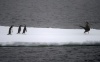 El buque permanece detenido incrustado en una placa de hielo mientras se espera que mejoren las condiciones climatológicas para poder acercarse a la Cabaña en helicóptero.