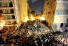 Ayudándose con grúas, topadoras y hasta con sus manos desnudas, rescatistas libaneses recuperaron varios cadáveres entre los escombros de un edificio de cinco plantas desplomado, en el que perecieron 25 personas.