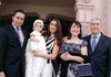 Elena Sofía junto a su mamá y sus padrinos.
