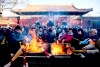 Creyentes queman incienso mientras rezan para pedir buena suerte en el templo Lama, uno de los más famosos monasterios tibetanos localizados fuera del Tíbet.
