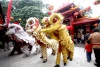 Actores y bailarines reciben el año nuevo realizando la danza del dragón en Pekín, China.