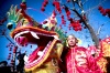 Actores y bailarines reciben el año nuevo realizando la danza del dragón en Pekín, China.