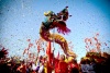 Millones de chinos, coreanos y vietnamitas de toda Asia recibieron el Año Nuevo Lunar, el Año del Dragón, con fuegos artificiales, banquetes y reuniones familiares.