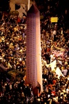 Varias personas colocaron un obelisco de cartón con los nombres de los 'mártires' de la revolución.