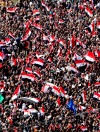 OMA06 EL CAIRO (EGIPTO) 25/01/2012.- Miles de egipcios participan en la congregación celebrada en la plaza Tahrir para conmemorar el primer aniversario de la revolución que derrocó al expresidente Hosni Mubarak, en El Cairo (Egipto), hoy, miércoles 25 de enero de 2012. Entre las decenas de miles de participantes, hubo una abundante presencia de seguidores islamistas, muchos de ellos con insignias de los Hermanos Musulmanes, además de numerosas familias que se acercaron a la plaza con niños, aprovechando que es día festivo, según constató Efe. EFE/ANDRE PAIN