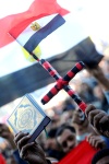 Egipcios portaron banderas y copias del Corán durante la multitudinaria congregación celebrada en la plaza Tahrir.
