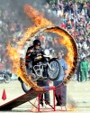 Un motociclista de la unidad 'Daredevil' de la policía de Cachemira participó en los festejos.