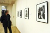 Un visitante observa unas fotografías en la exposición 'El Arte de John Lennon' en el palacio Reok en Szeged.